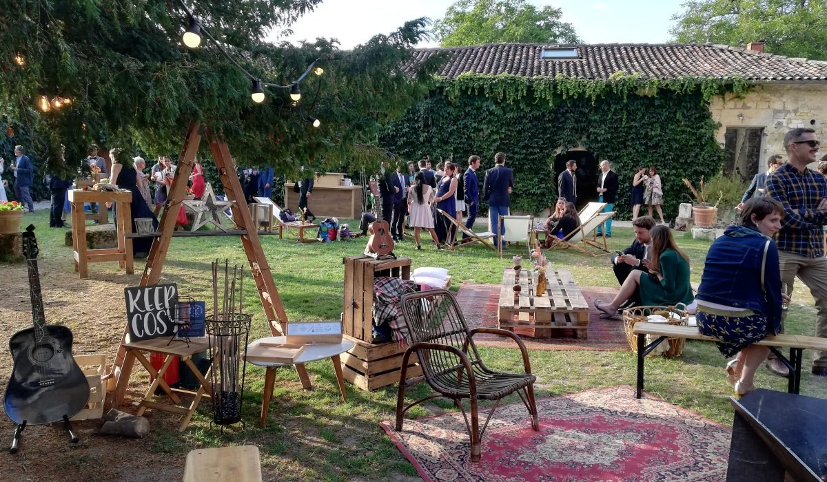 Cocktail de mariage dans le cloître de l'abbaye de Fontdouce