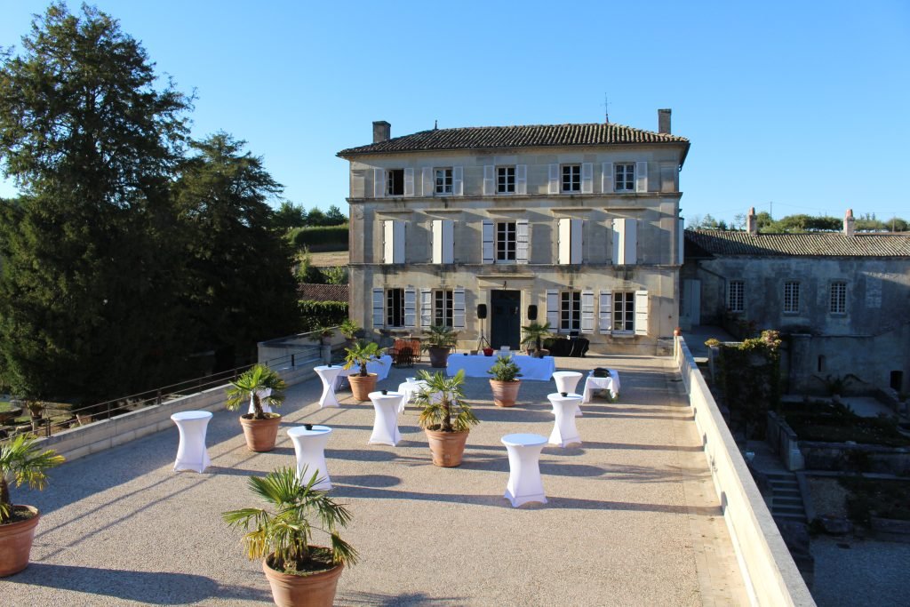 Vue d'ensemble de la terrasse de l'abbaye de Fontdouce