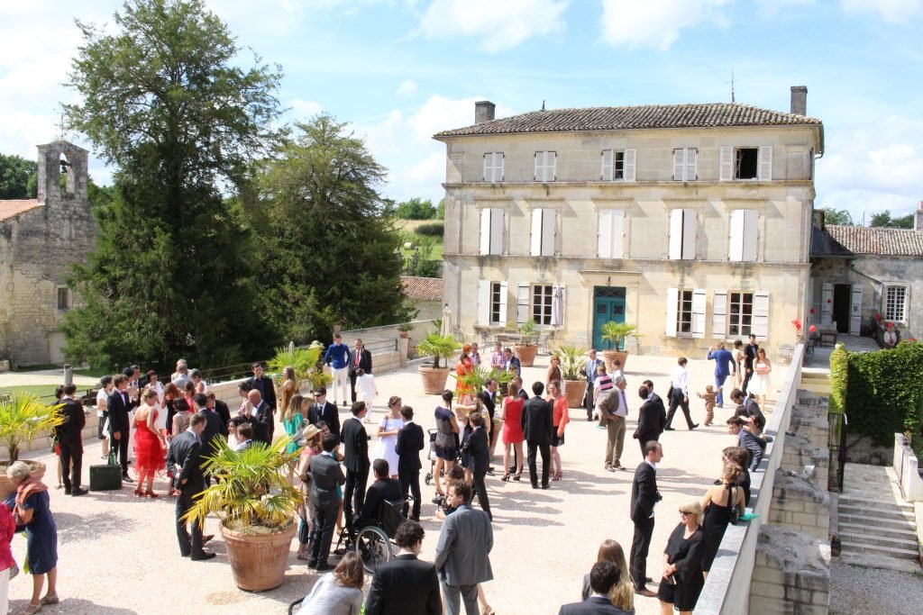 Cocktail de mariage sur la terrasse de l'abbaye de Fontdouce