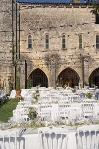 table décorée pour un mariage dans la cour du cloître de l'abbaye