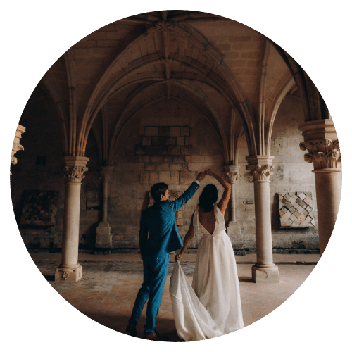 deux mariés dans la salle capitulaire de l'abbaye de Fontdouce