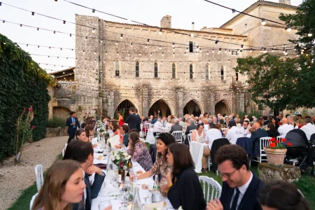 Déjeuner dans la cour du cloître de l'abbaye