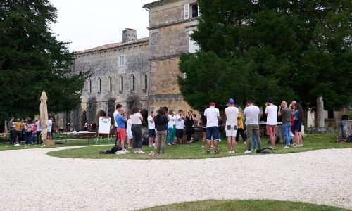 Des personnes se trouvent en cercle en pleine réflexion a côté d'un paper board