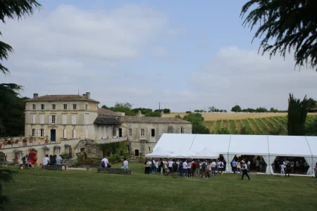 Installation d'un chapiteau de 300m2 dans le pré de l'abbaye.